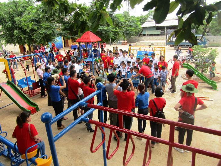 Công ty cổ phần Tập đoàn Giáo dục Egroup tặng sân chơi cho thôn Quật Xá, xã Cam Nghĩa.